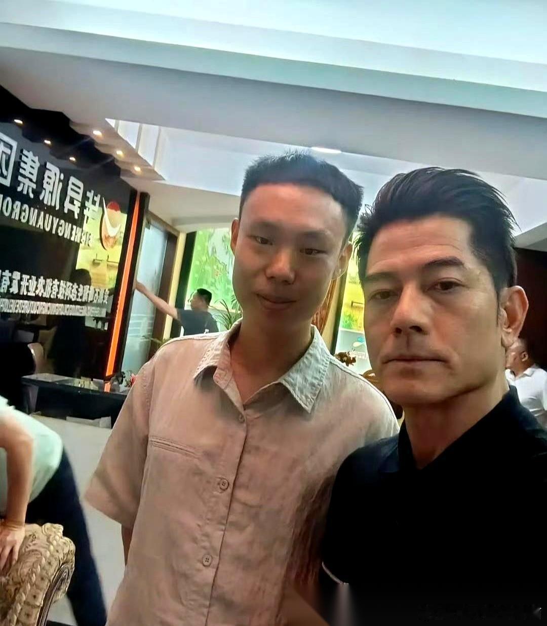 方媛恐怕也没想到，嫁给天王，最大的震撼竟来自一张张无滤镜生图。飞机上，61岁的