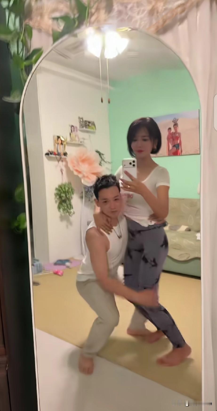 庞麦郎前女友龚玥菲跟“轻功水上漂”宝娃搂搂抱抱拍视频，网友说这流量剧本太会玩了！