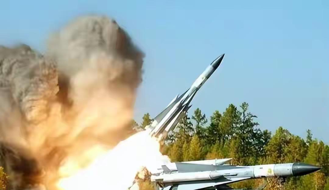 炸穿莫斯科！三层防空导弹全盯着南面：乌军绕后突炸，爆出大火团这场袭击简直把