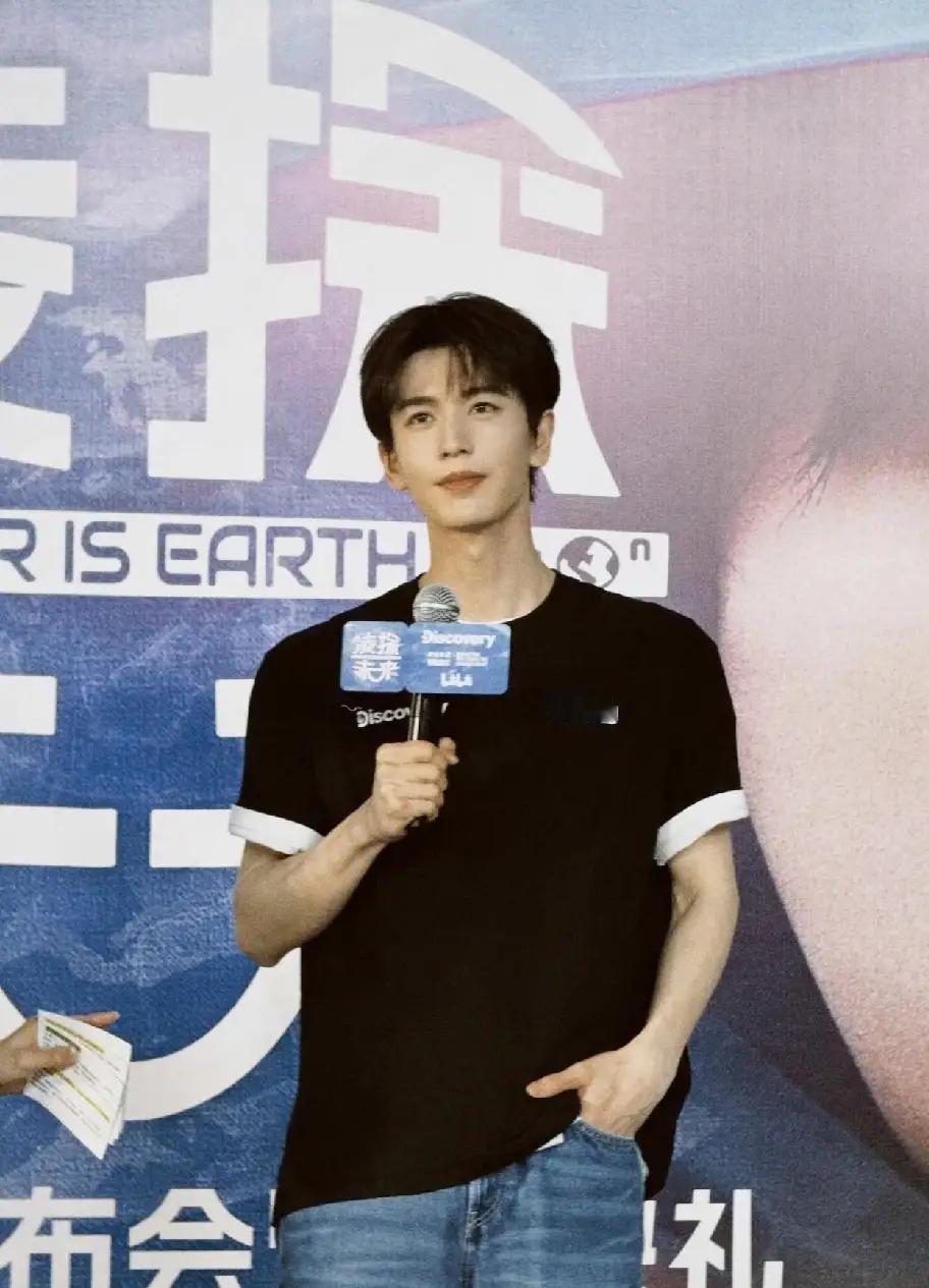 肖战的人气和国民度明显高于张凌赫。肖战属于“断层顶流”级别，而张凌赫是“95后上