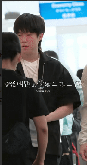怪不得两小只今天互等，不避嫌，原来是莎莎不舒服，好像感冒了。莎莎不是在吃东西