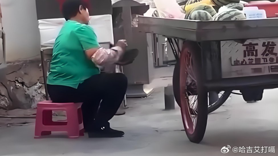 凤凰新闻【摊贩往西瓜上涂抹透明液体，当地市监局回应】5月20日，有网友拍到的视频