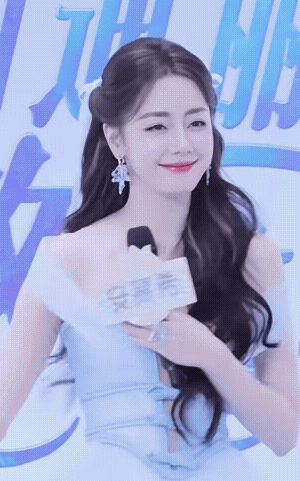 真的每次都被热巴的出场惊艳到这次出席品牌活动身着甜美公主裙儿转圈圈。这圈圈直