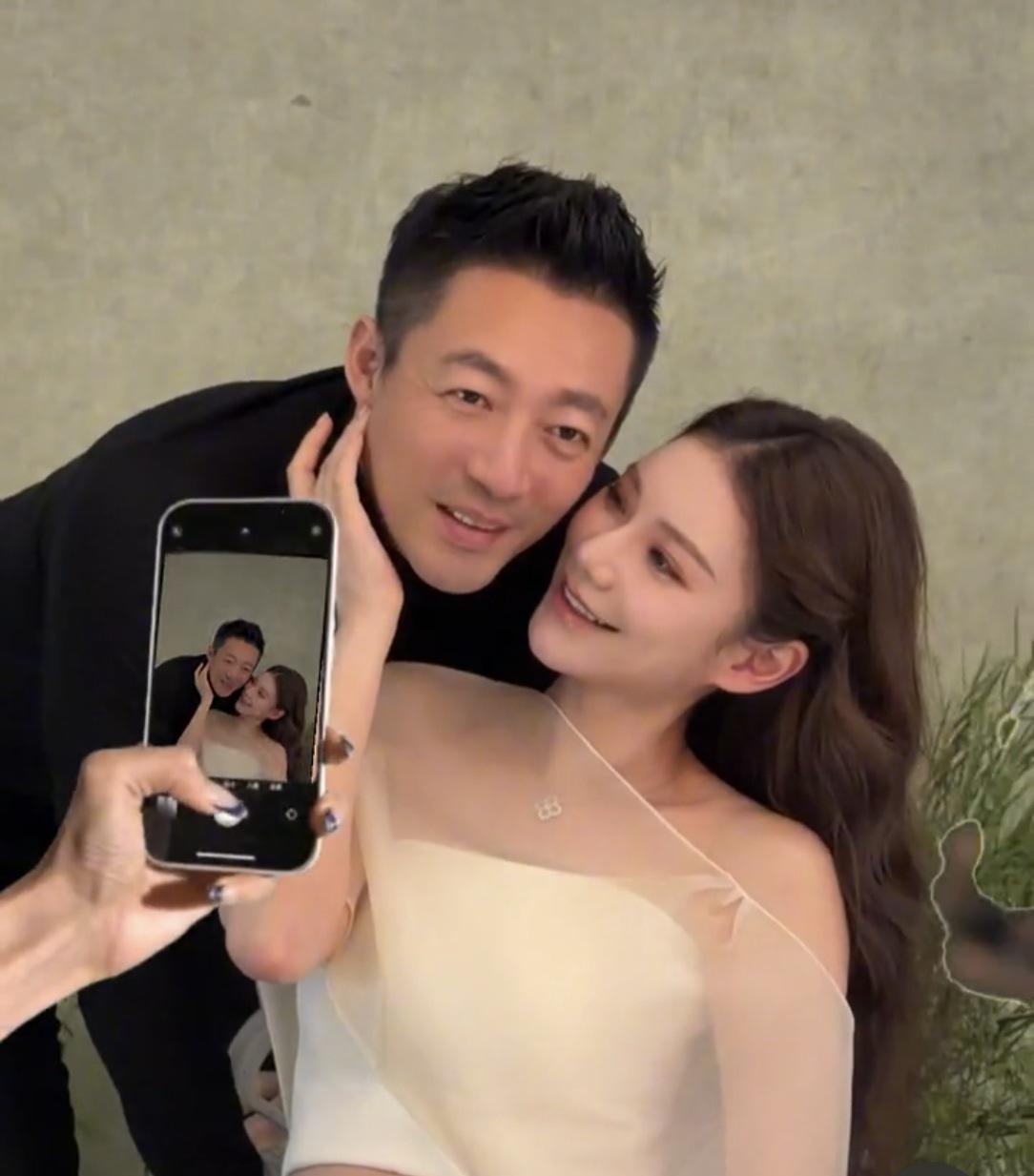 汪小菲陪马筱梅去拍孕妇照了。网友表示怪不得玥玥和小霖霖在奶奶张兰那，原来汪小菲