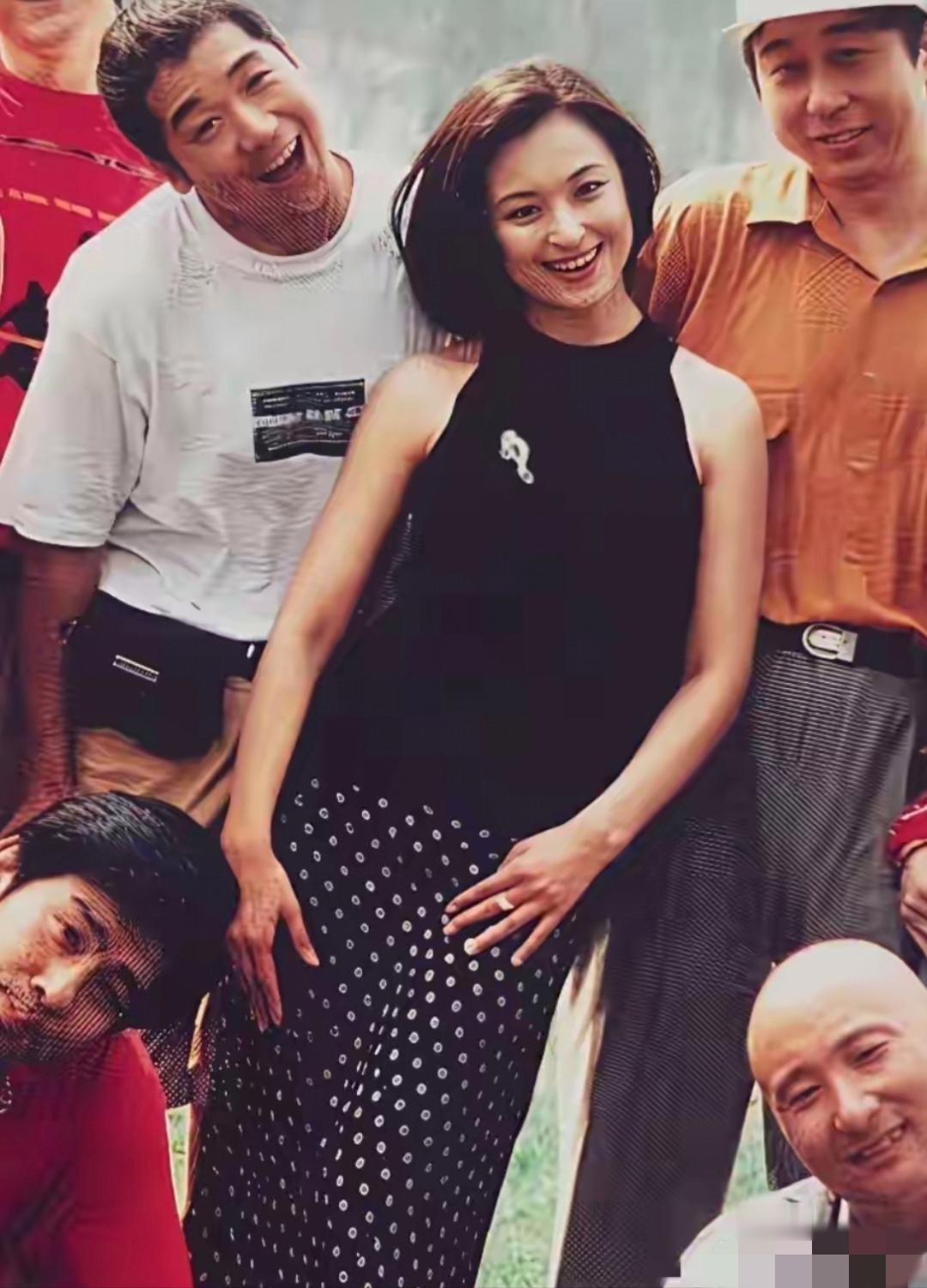 这张老照片，我只认出了双下巴明显的笑星冯巩，光头眯眯眼的陈佩斯，侧头朗笑的张国立