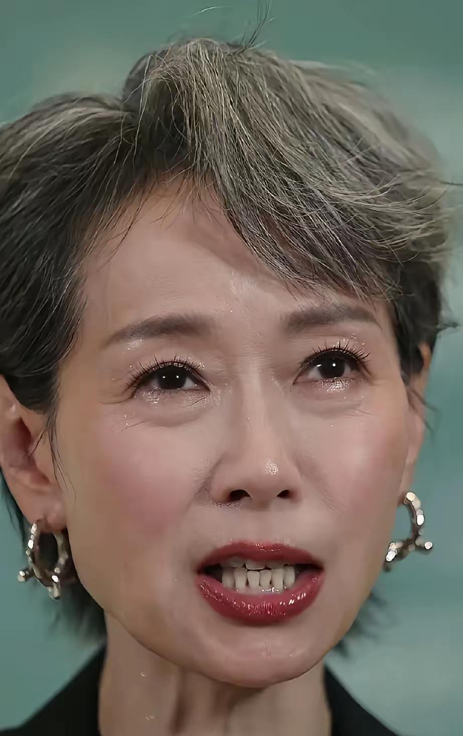 看到叶童的照片我默默做了一个决定不是要做丁克，也不是要留短发，而是我也千万不