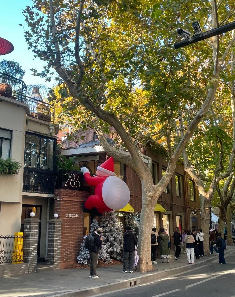 上海橱窗里的冬日氛围感拉满了静安嘉里中心的橱窗，仿佛藏着一个梦幻王国。可以旋转