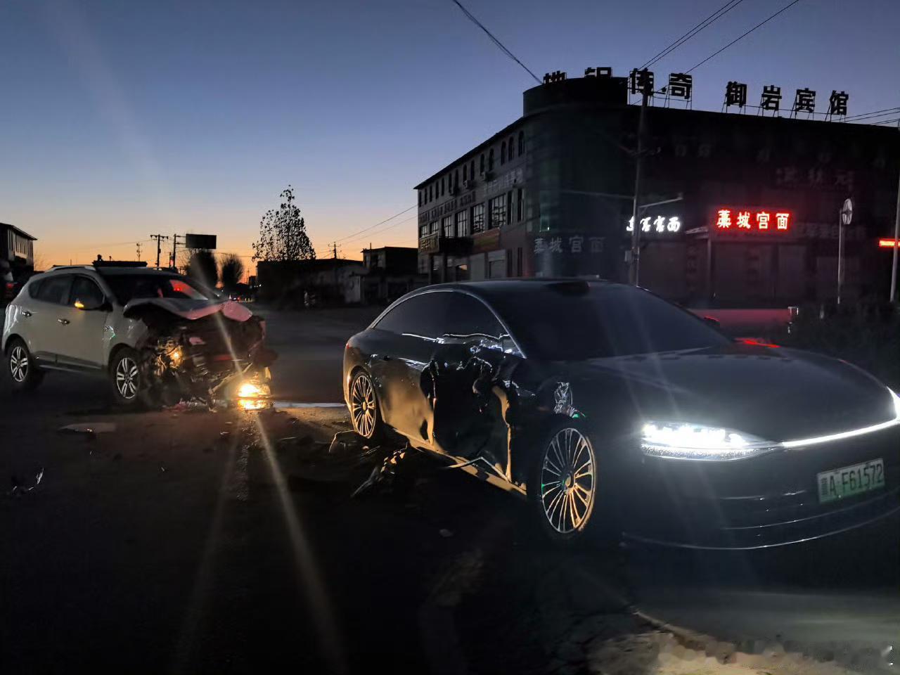 享界S9遭遇猛烈的侧面撞击，对方车头损毁严重，但S9却依旧把副驾乘员舱空间保护得