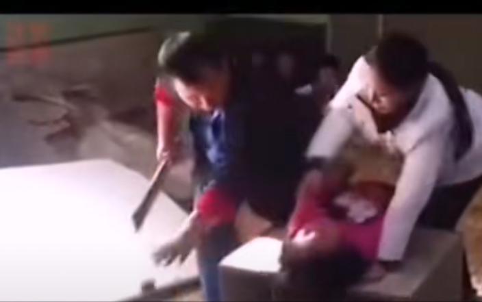 真的是大快人心啊！该有的报应一定会到，梅姨终于落网了。她毁了那么多个家庭，究