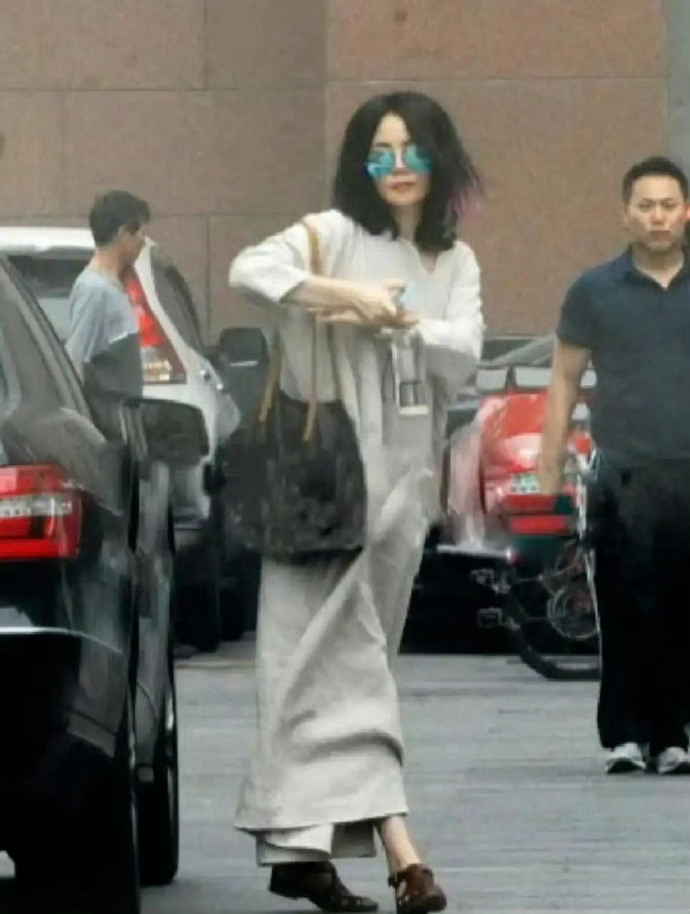 55岁王菲走在北京街头，穿麻布裙都能美出新境界，松弛又洒脱！不愧是天后！
