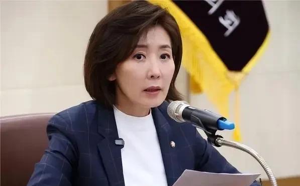 斗来斗去，支持率还暴跌？国民力量党头牌罗卿瑷看到当前这局面她终于坐不住了，她呼吁