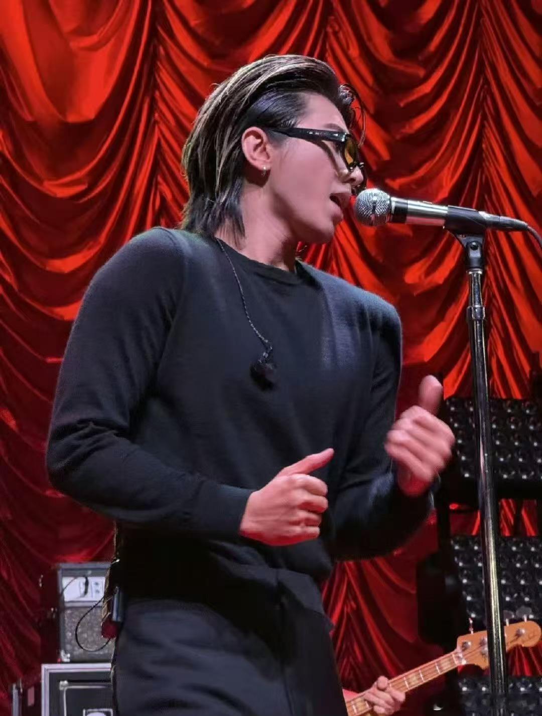 蔡徐坤紧身衣肌肉巡演现场看到蔡徐坤紧身衣造型直接愣住，肌肉线条流畅又有力量，这