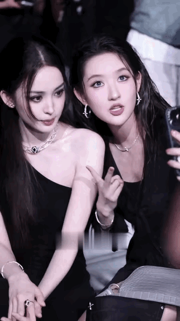 古力娜扎和王玉雯这两张脸放一块儿，视觉冲击有点大啊，感觉王姐做了充分的准备才敢和