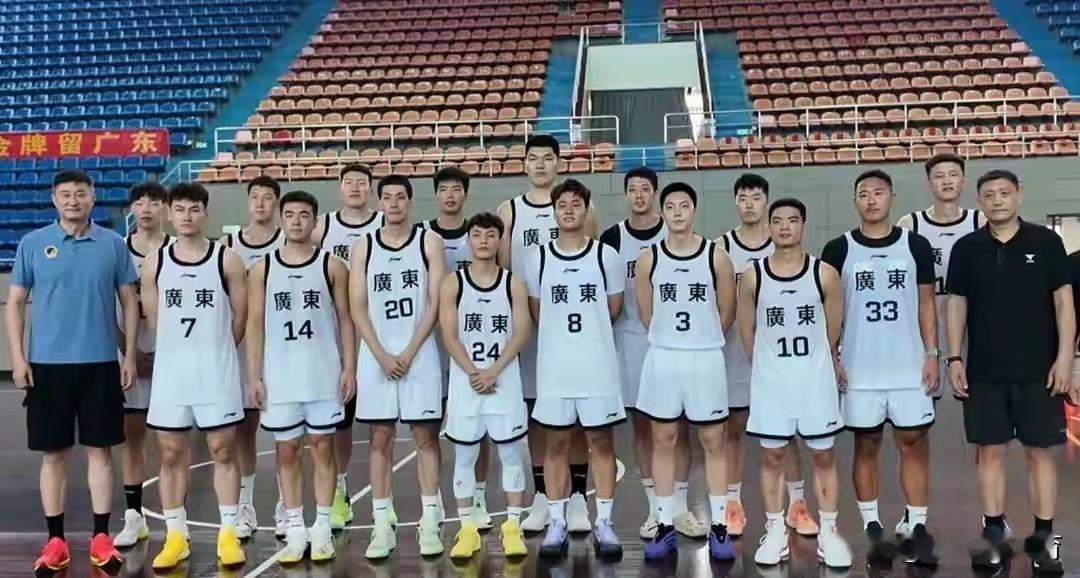 球迷朋友们发现这个问题了吗？广东队热身赛场场轻松大胜，不知是对手的实力太差，还是