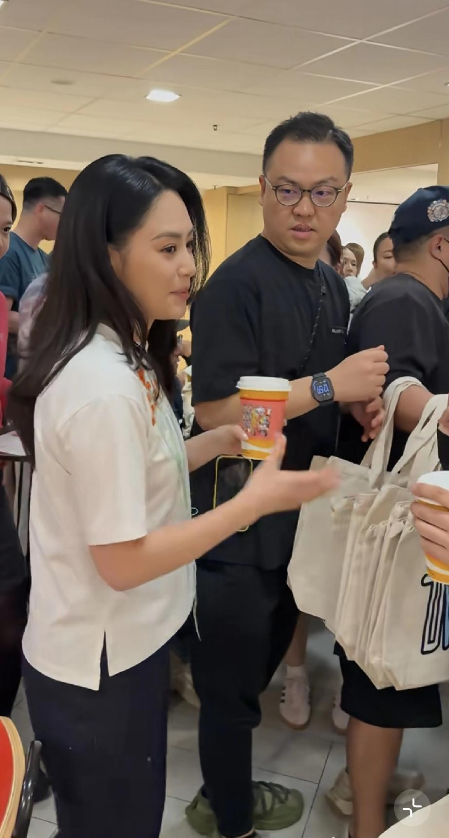 阿娇是真的胖了，状态比不上阿Sa！3月23日，twins合体现身中国香港海港