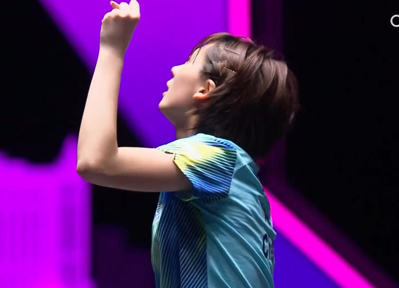陈熠4:3拿下早田希娜的时候，注意教练于子洋的动作了吗？他紧张了，战略性喝水，