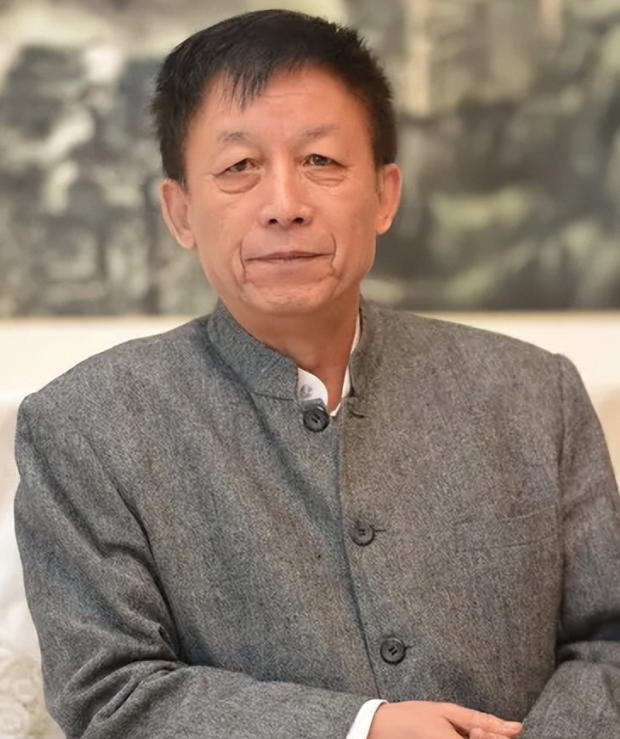 那一夜，易中天正在泡脚，突然接到了赵本山的电话：“老易，有空来沈阳一趟，咱俩个文化人，整几瓶黑茅台，
