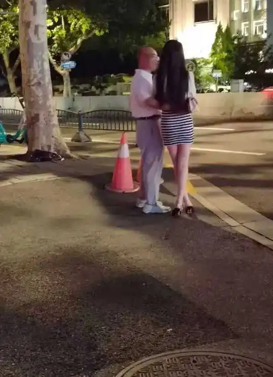 这大爷肯定很有钱吧！！！