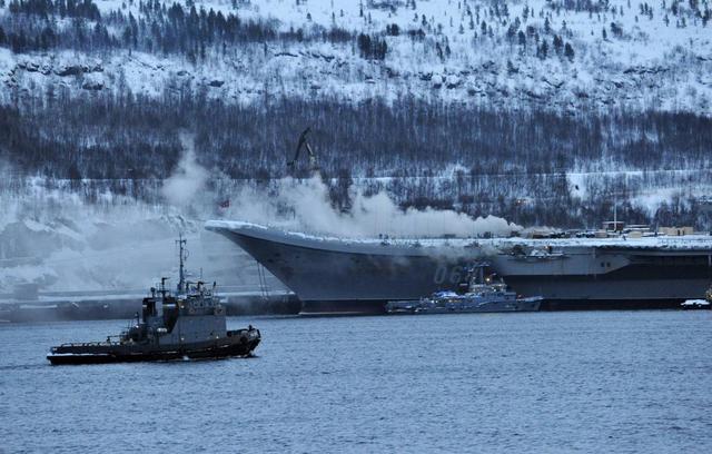 一个月烧两艘！美国航母又双叒叕着火了，艾森豪威尔号在船坞里"自焚"。当地时