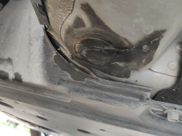 一年不到生锈一年不到的车，洗车突然发现前轮左右两侧底盘这个位置都有不同程度的生
