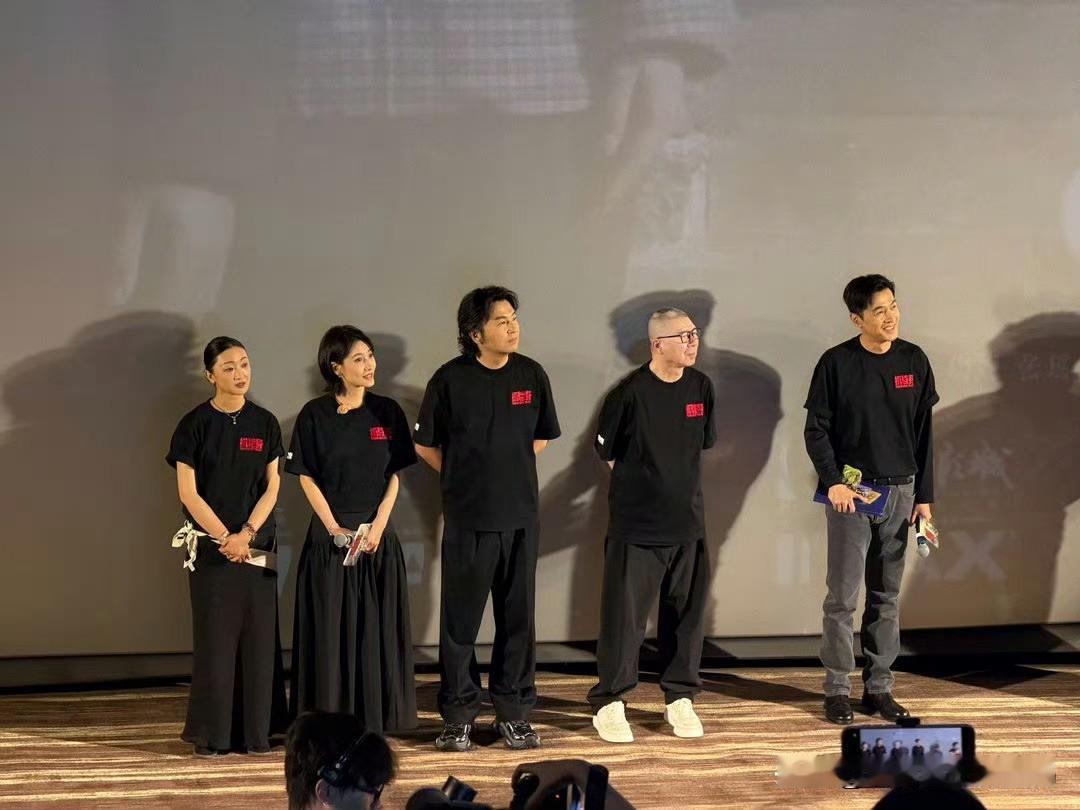 《不虚此行》导演实名安利《抓特务》，胡歌当场在线接梗6月20日下午，《不虚此