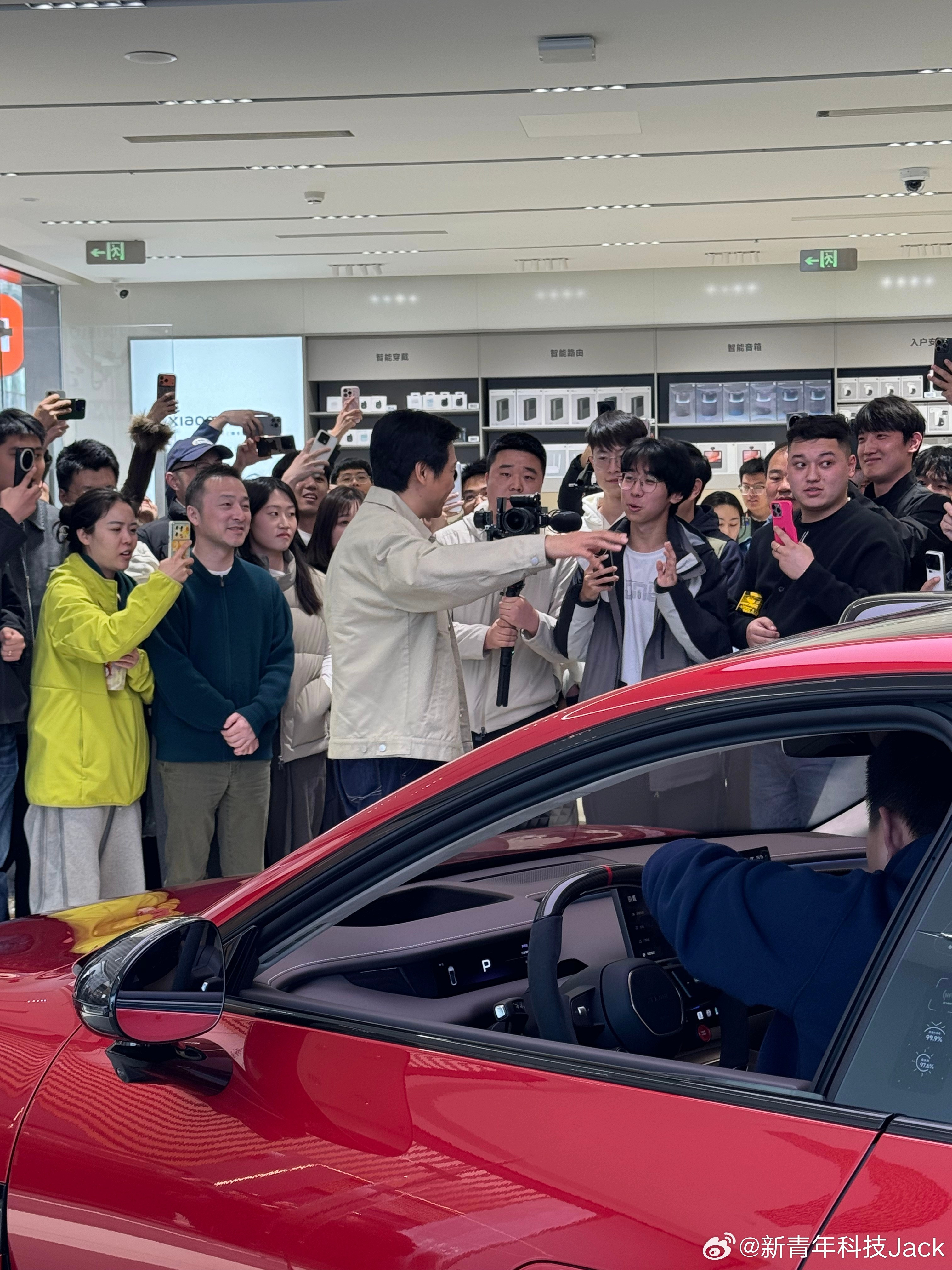 新SU7激发中国新能源车消费热新SU7发布后周末小米汽车线下门店看车试驾的客户