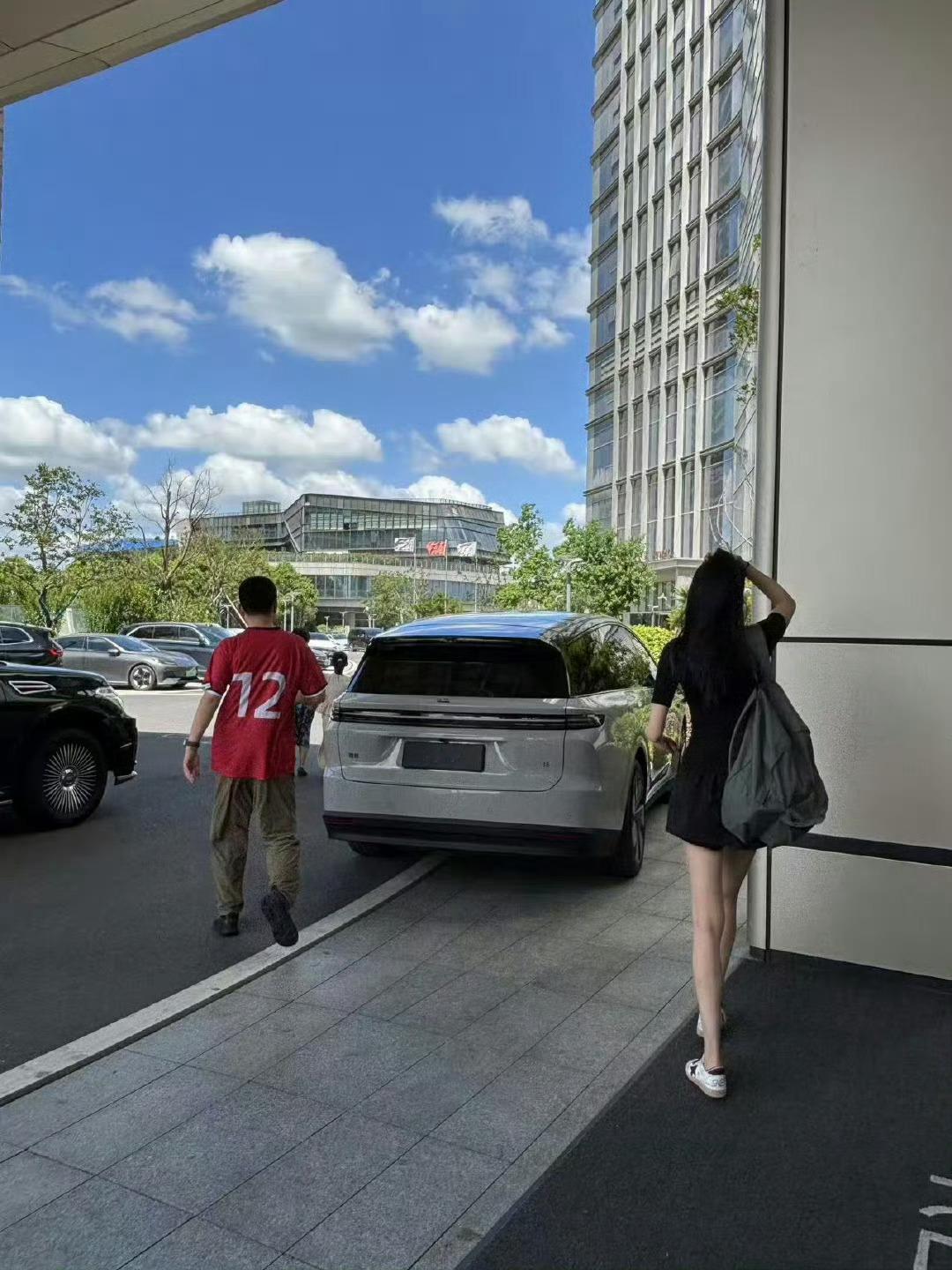 李想老婆身材李想和他老婆一起看苏超，还打卡了东哈烧烤，哈哈哈，真接地气！​​​