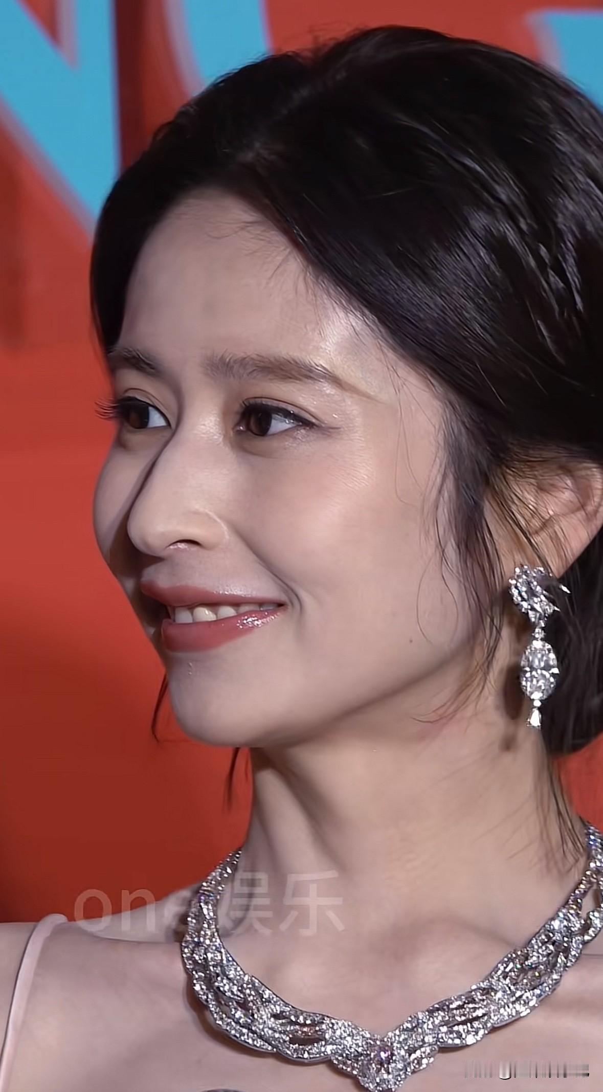 明星的皮肤真的是吹弹可破