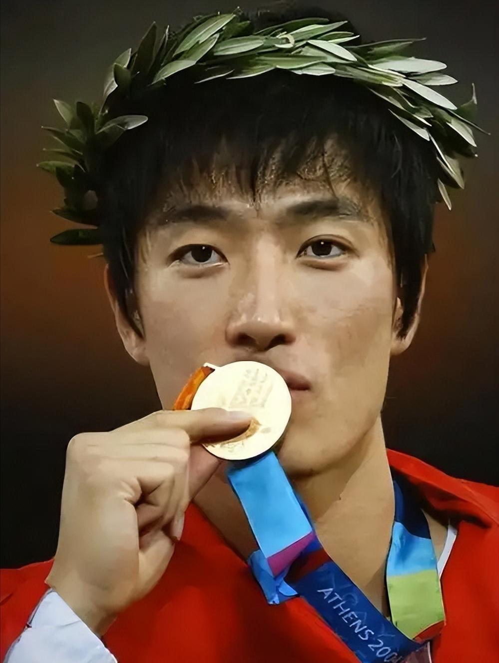 2004年刘翔跨栏夺冠后，开发商送他一套225万的房子，他豪气地送给教练，不料，