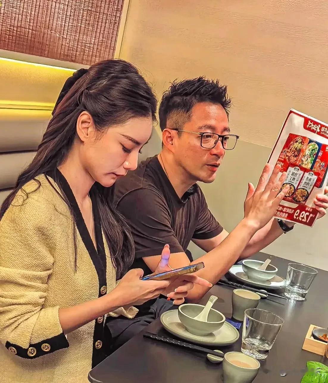 汪小菲美颜滤镜漏电式暴瘦（这届网友锐评：瘦得能穿进三年前的婚服）刚拿回抚