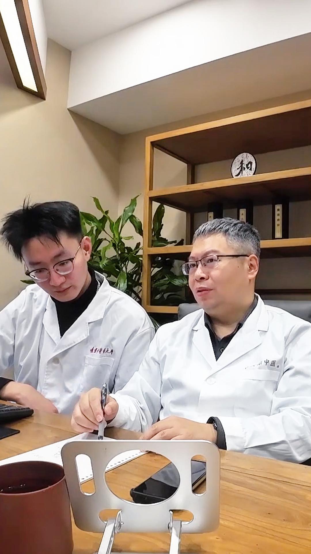 大家好，我是中医李大夫。很多患者问，夜间口干是不是阴虚？其实阴虚是常见原因，但