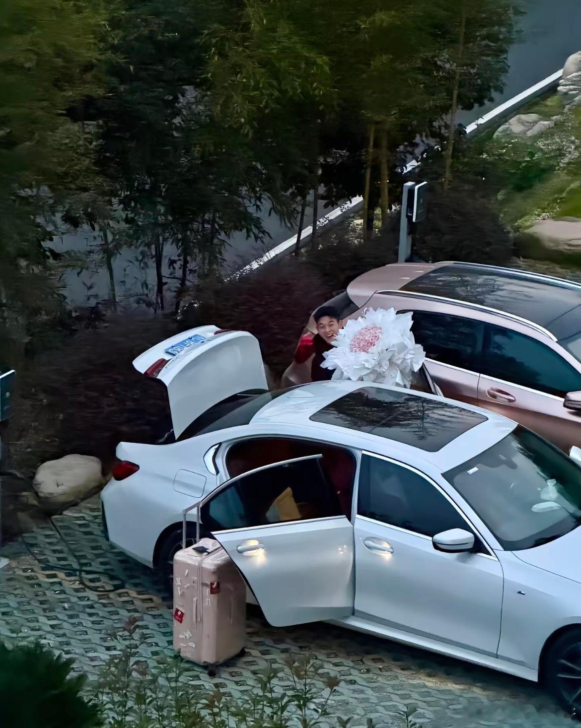 男朋友出差回来还不忘给我带花