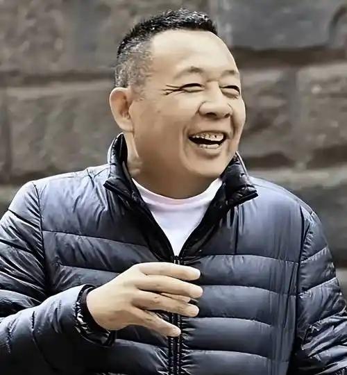 于东来宣布关店，让人意外地总是在意料之中。于东来在直播中正式宣布，将2002年