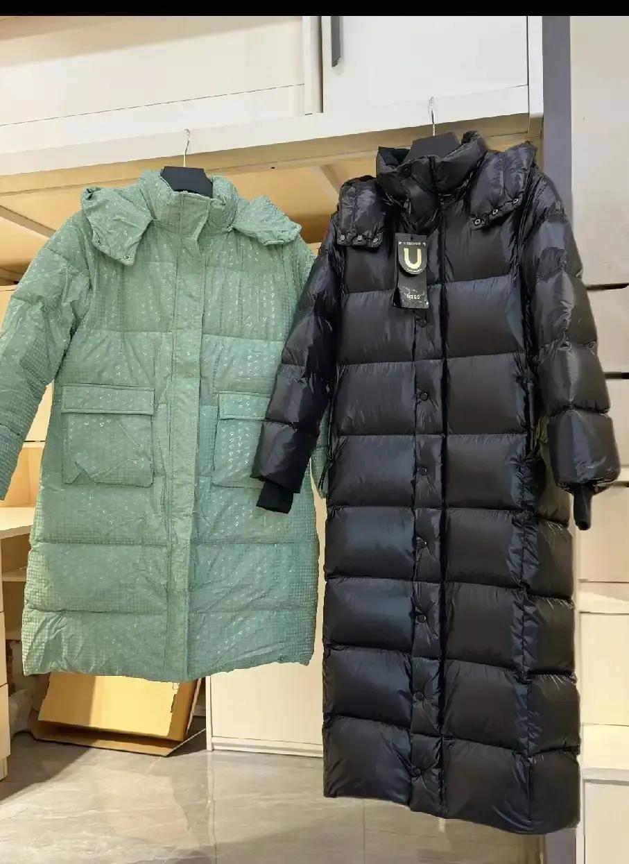 双十一期间，我看到一对母女的羽绒服对比。妈妈在商场专柜花2399元买的长款羽绒