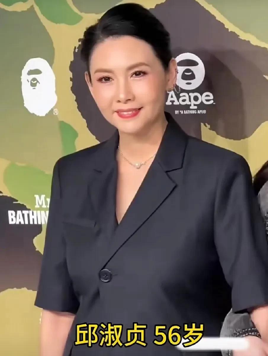 三位都是曾经的大明星。邱淑贞的脸皮很有弹性，看不到皱纹，保养得非常好！李嘉欣呢，