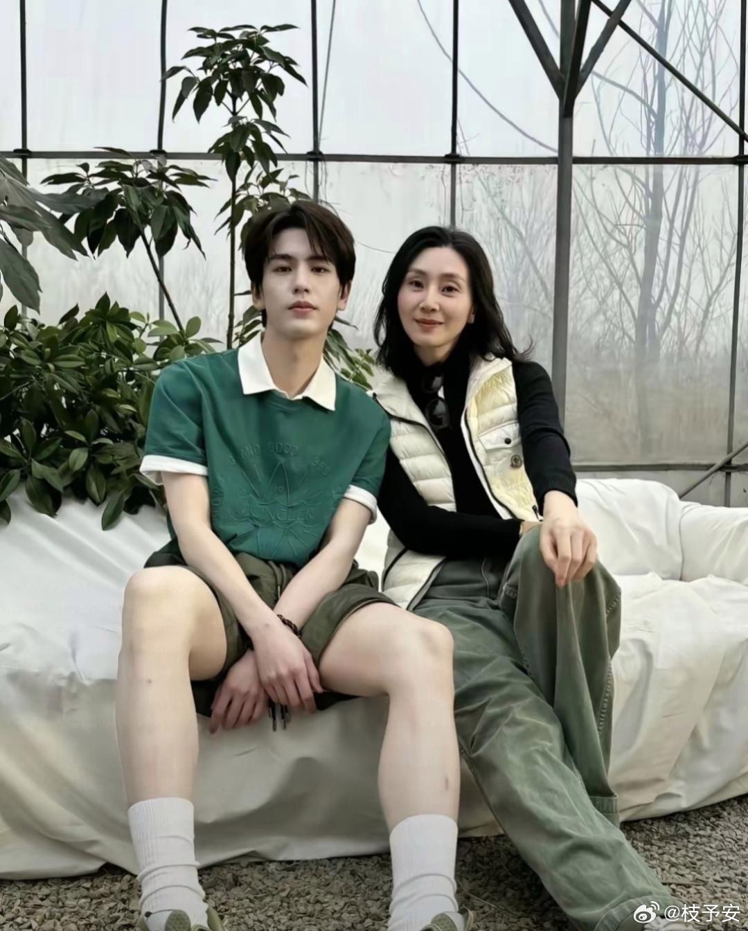 张凌赫的妈妈又年轻又漂亮。不知道的还以为是姐姐。
