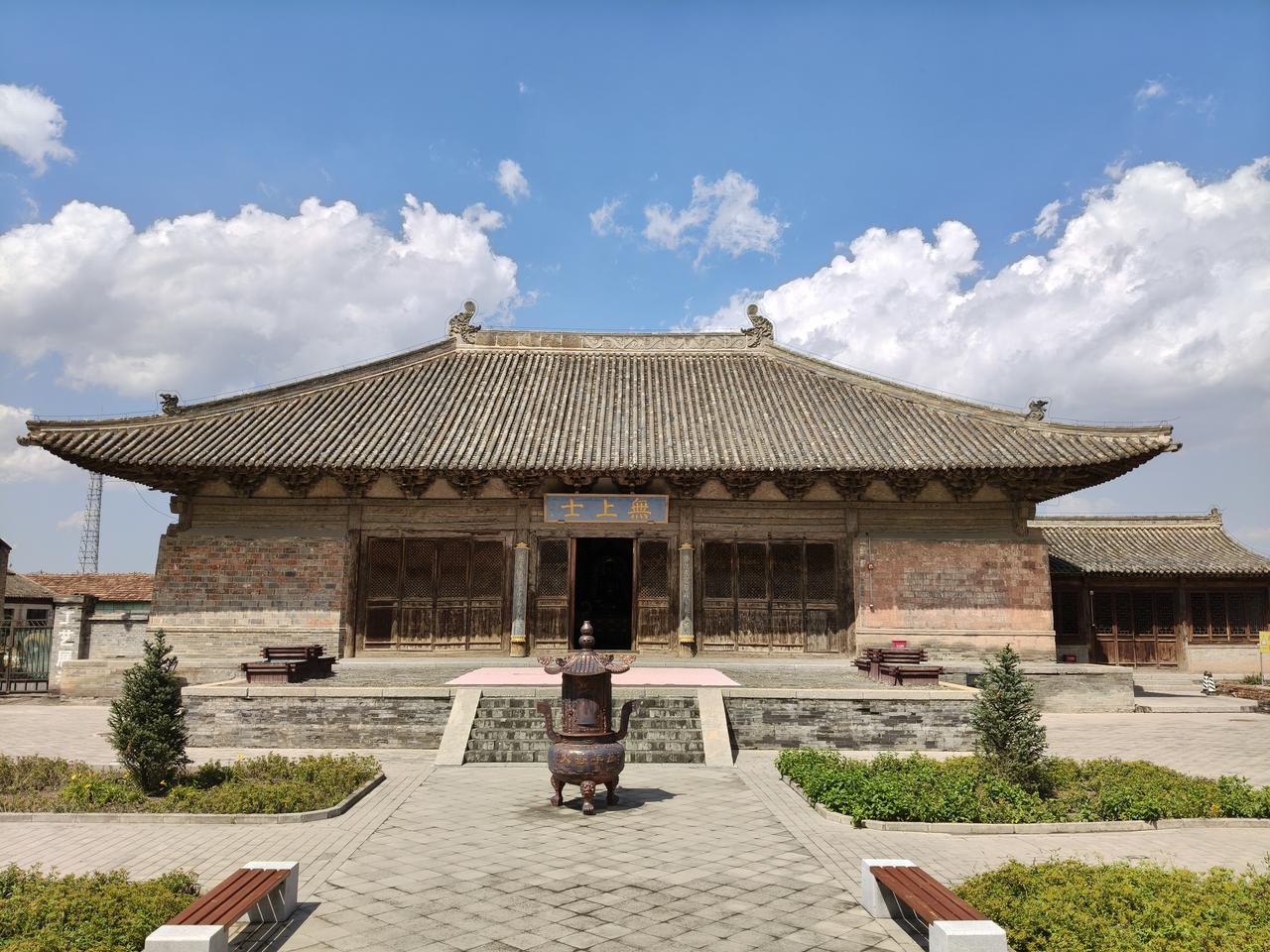 去河北蔚县，很多人可能错过藏在古城街巷间的灵岩寺。它是全国重点文保单位，明代准皇
