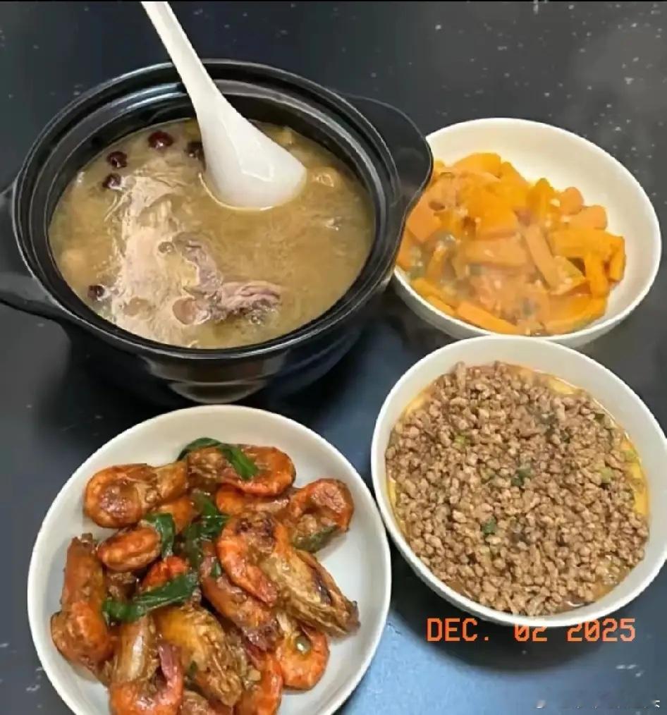 年龄大了，要舍得吃健康食物，换着来1. 早餐每天煮2个鸡蛋，优质蛋白补能量，饱腹