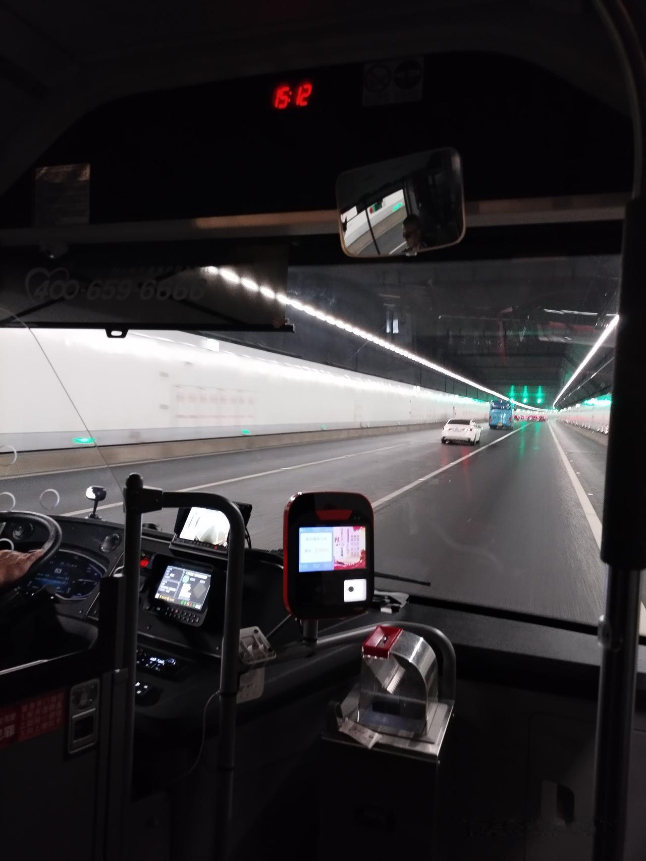 坐了2个小时公交车，坐了三次公交车，才到了无锡太湖隧道。