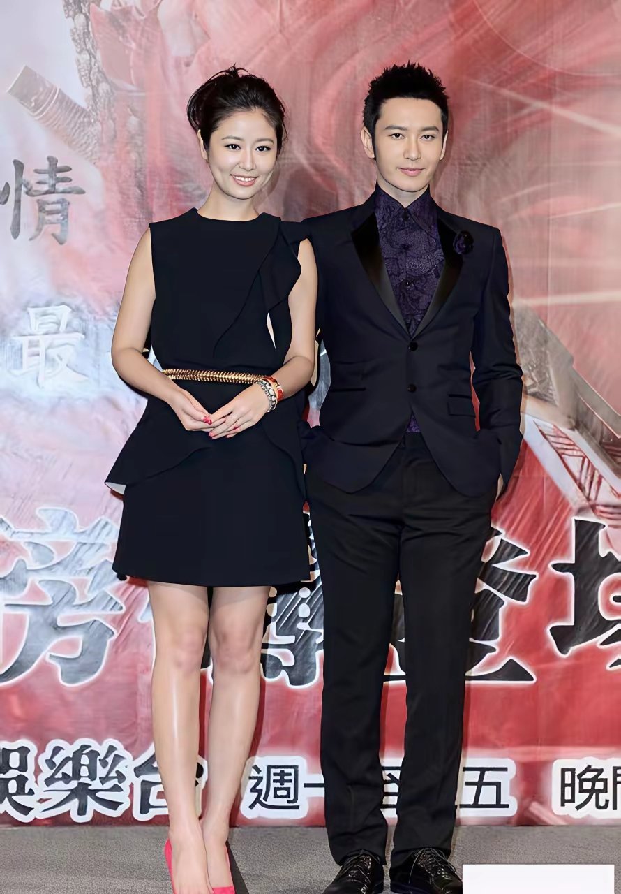 黄晓明和杨颖站在一起时，完全就是宠溺加崇拜，而和林心如站一起时，却双手插兜，一副