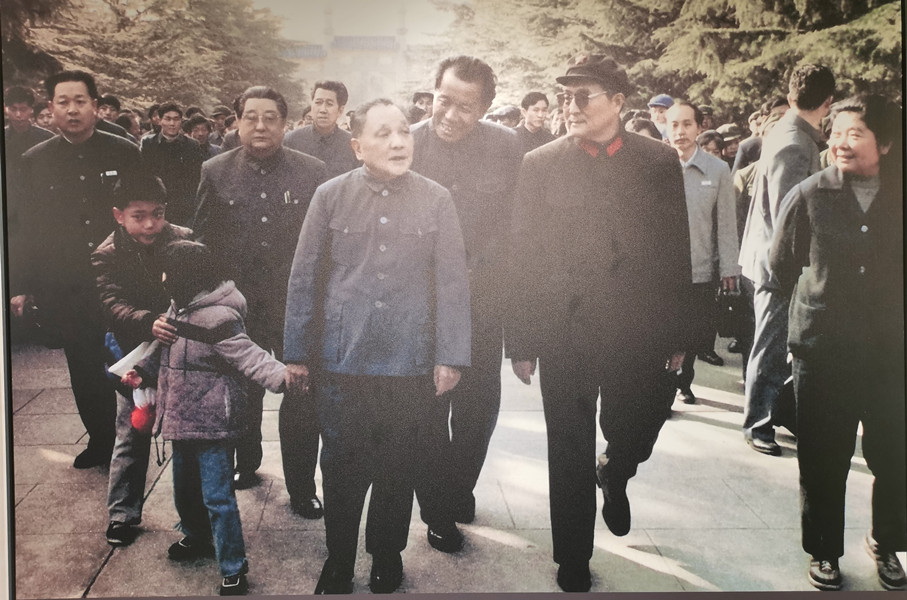 1985年2月3日，邓小平到南京晋谒中山陵。邓小平身边那位身材高大穿军装的将军是