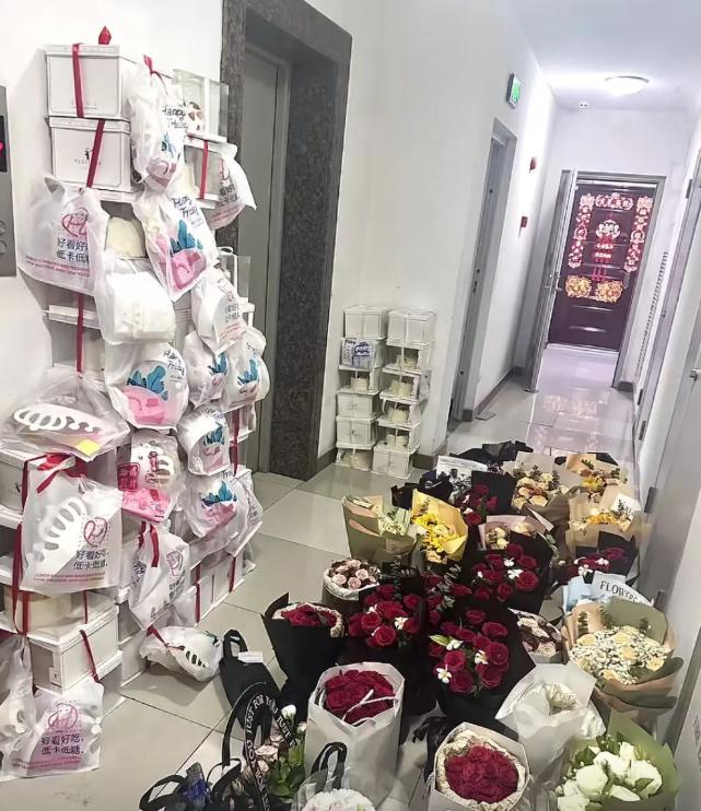 “这女人不简单！”近日，天津，女子刚下班回家，发现家门口竟然全是花，目测有20束