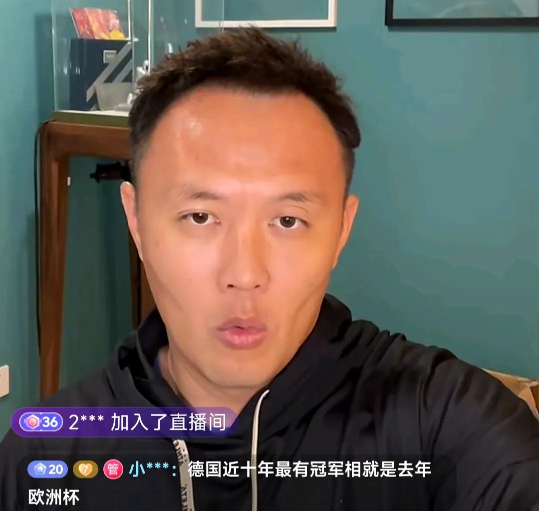 前国脚范晓冬在直播间语出惊人。他表示，很多网上骂C罗的人，大部分都是一个月赚2