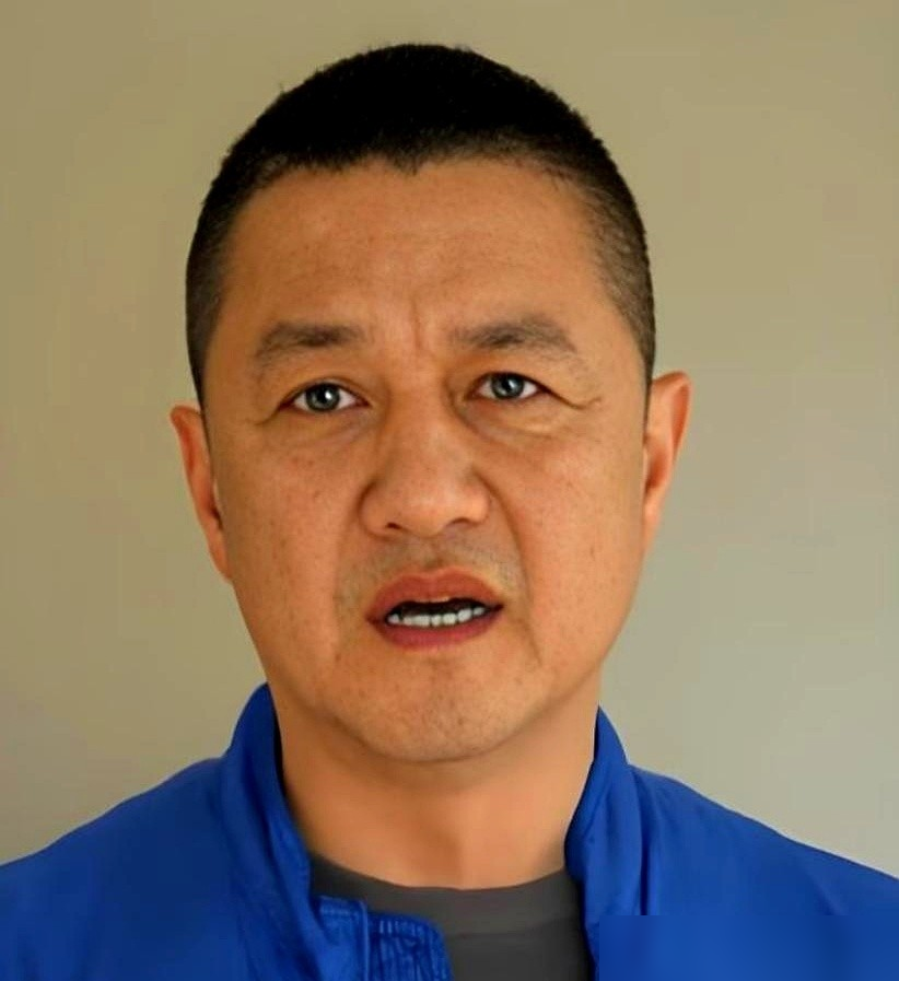 窦靖童往镜头前一坐，拆了块糕点，随手递过去一句爸，你尝尝，李亚鹏直播间直接炸了。没血缘，这声爸叫了十
