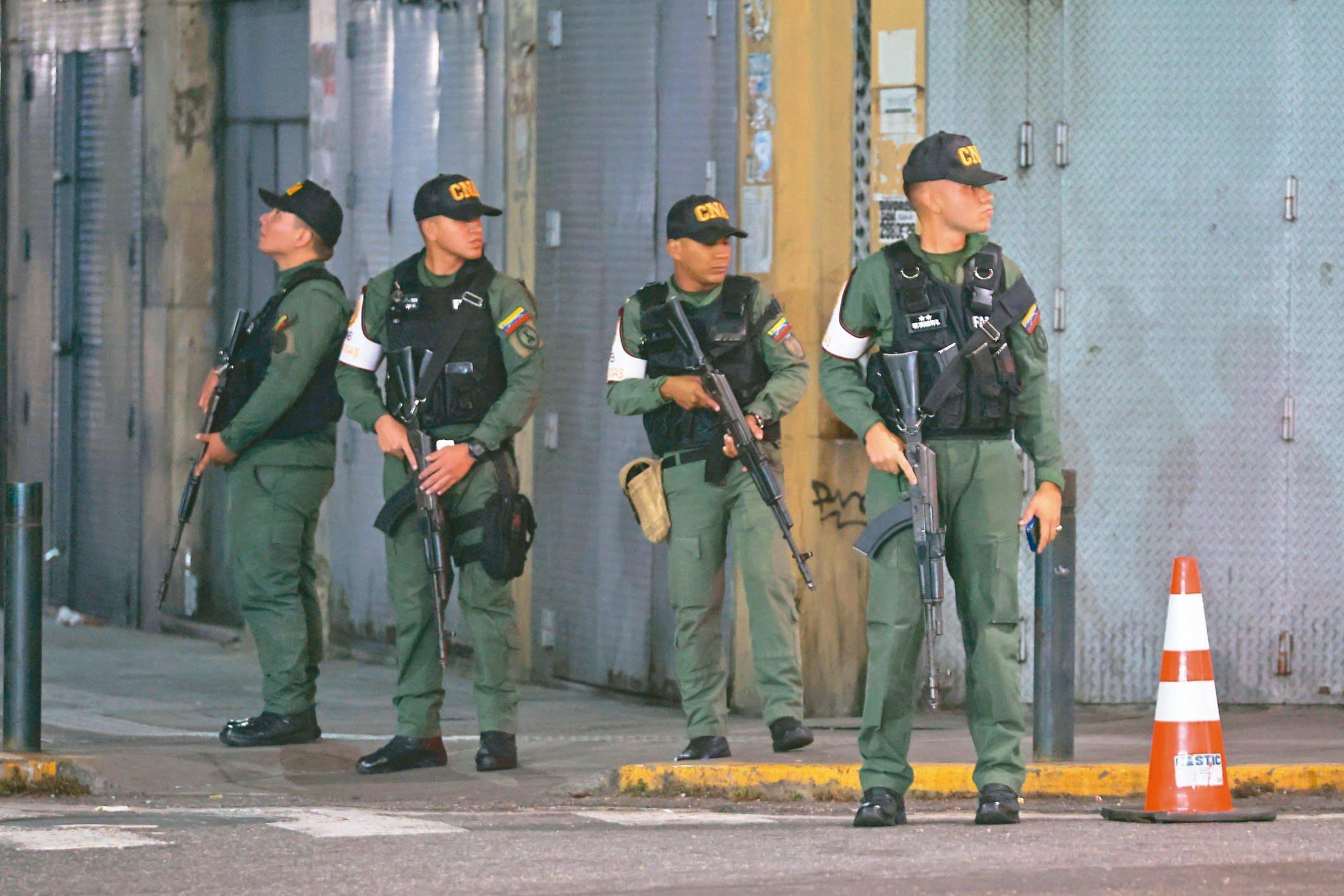 美国学者警告，若美国长期控制委内瑞拉，将遭遇激烈抵抗。他指出，委内瑞拉深受近三十