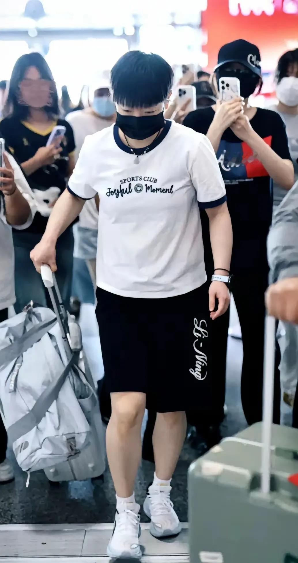 7月2日新鲜的莎莎太漂啦！今天抵达机场的莎莎上身白色体恤，下身黑色短裤，黑白分