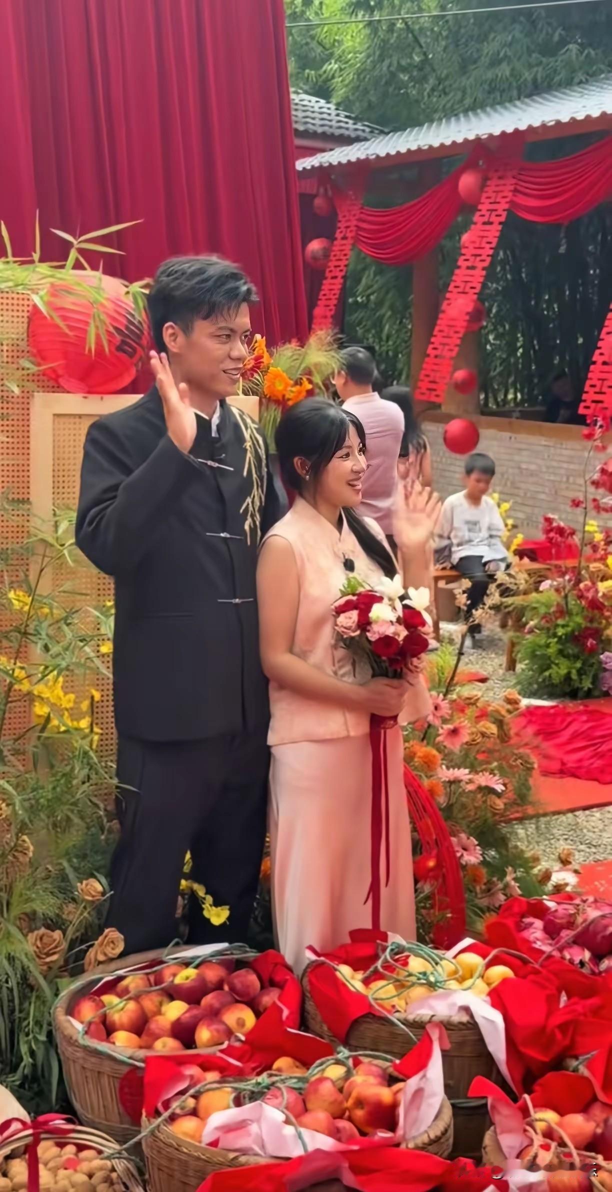 阿梓鸟哥订婚仪式上，有现金有猪腿有桃有人参果核桃花生，阿梓笑容灿烂很幸福。鸟