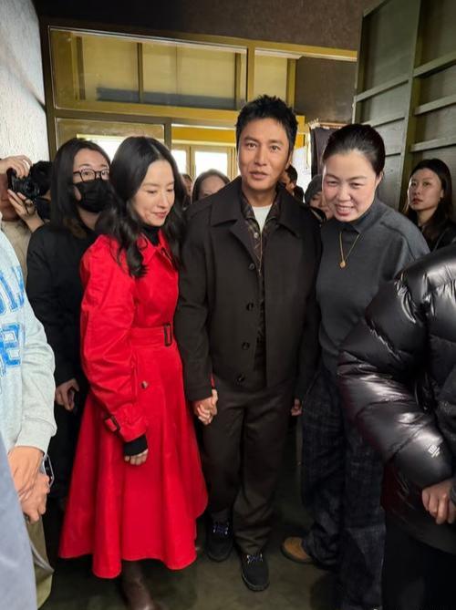 天啊，发福后的陈坤和贾乃亮居然有几分神似。陈坤董洁久违同框，曾经的金燕西和冷清