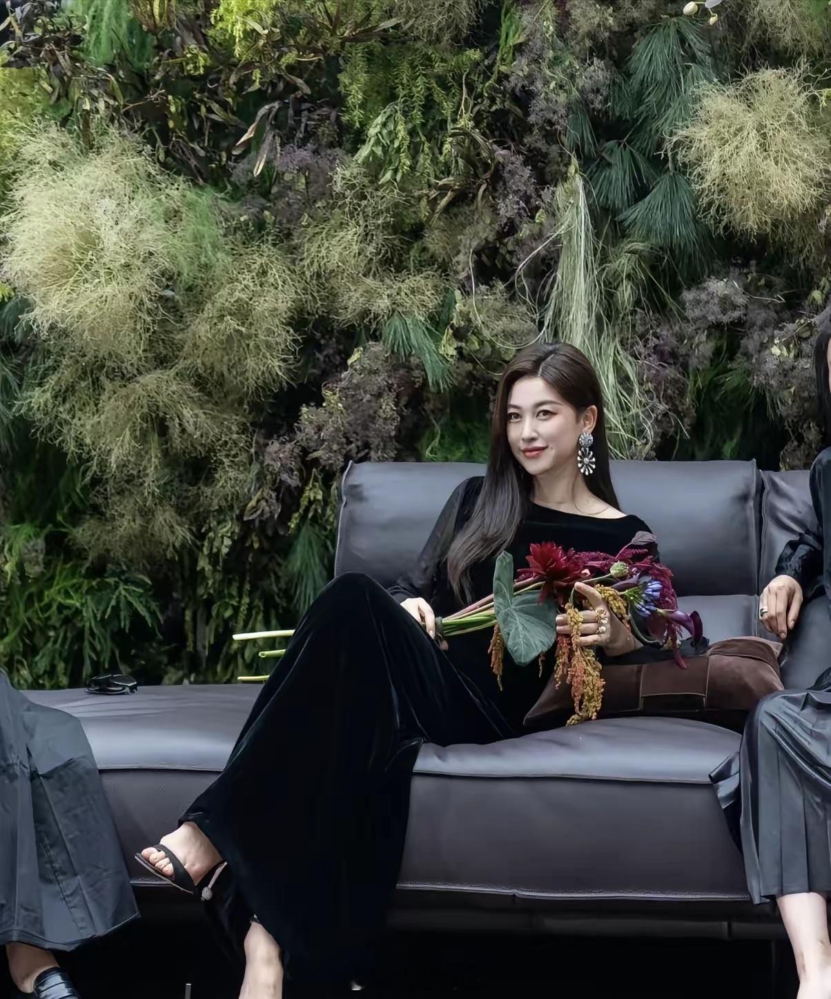 主持人问朱珠，你的英文怎么那么好？朱珠说，我英文应该就是从小学的时候开始学的，并