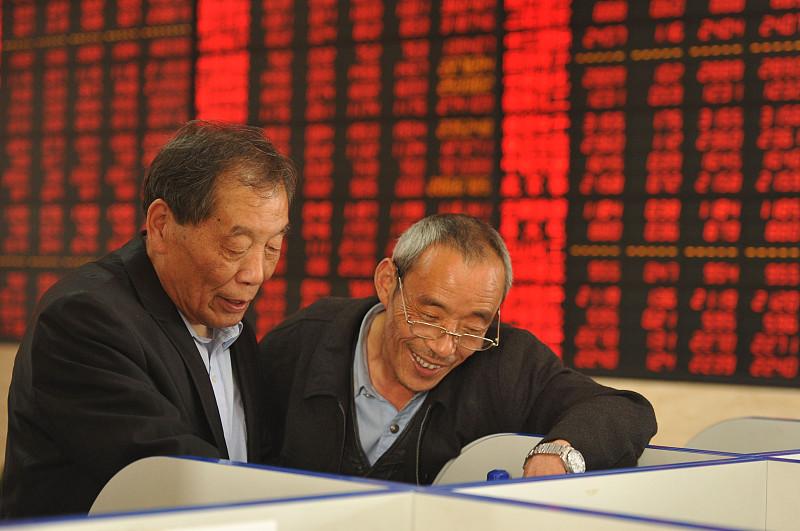 两位退休老哥，一个亏了32万，一个亏了16万。钱是怎么没的？不是追高，是“贪便宜